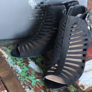 Vince Camuto ankle bootie peep toe heel/sandals